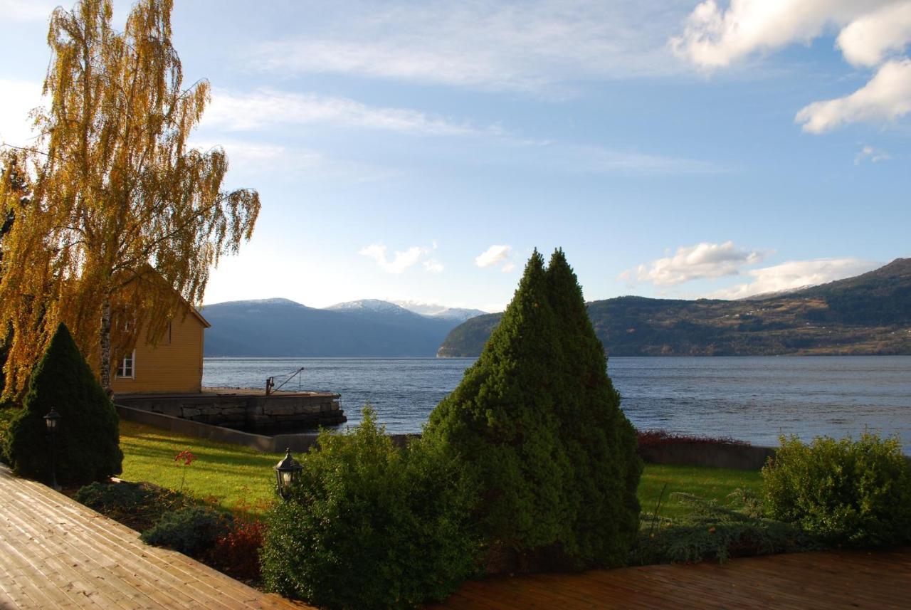 Innvik Fjordhotell Bagian luar foto